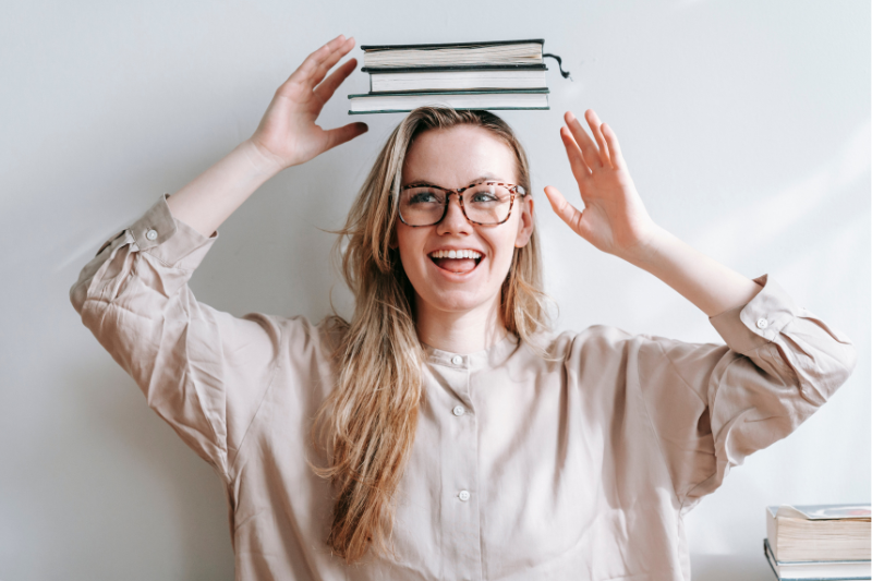 mom choosing curriculum to start homeschooling